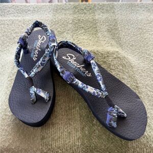 New Skechers Navy and White Yoga Foam Sandals